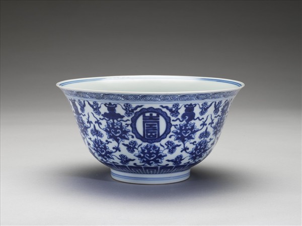 青花番蓮八寶萬壽無疆紋碗
