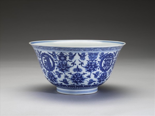 青花番蓮八寶萬壽無疆紋碗