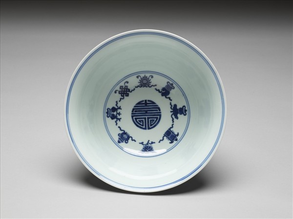 青花番蓮八寶萬壽無疆紋碗