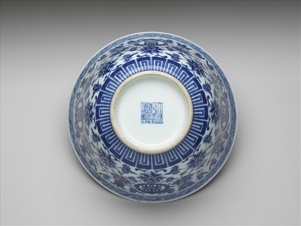 青花番蓮八寶萬壽無疆紋碗