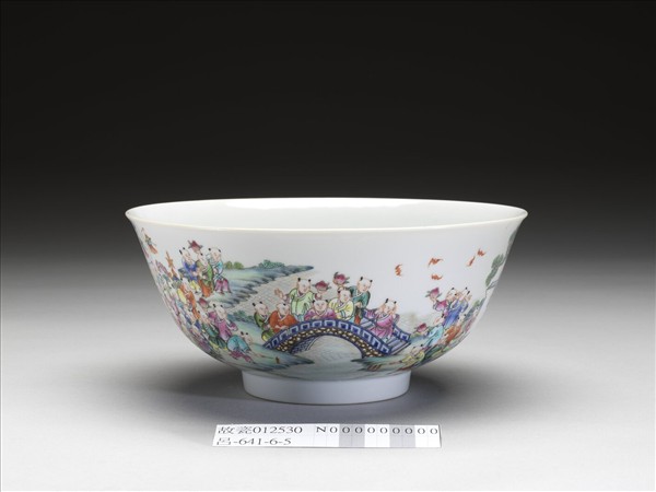 粉彩百子圖碗