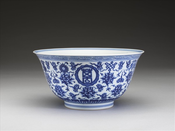 青花番蓮八寶萬壽無疆紋碗