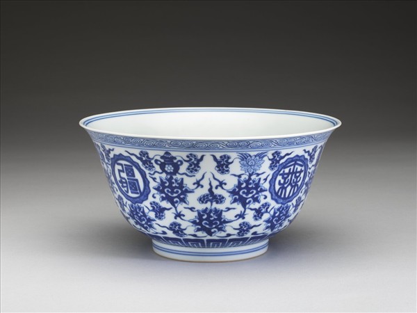 青花番蓮八寶萬壽無疆紋碗