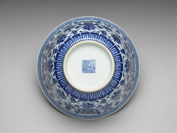 青花番蓮八寶萬壽無疆紋碗