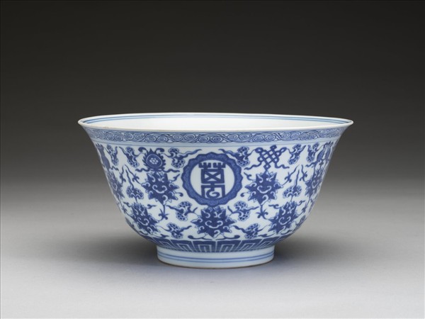 青花番蓮八寶萬壽無疆紋碗