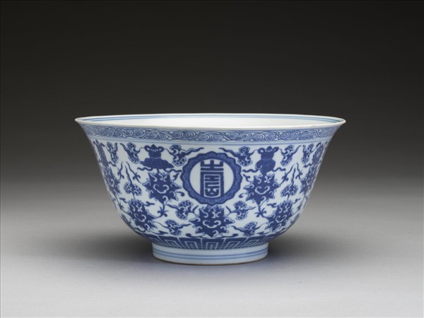 青花番蓮八寶萬壽無疆紋碗