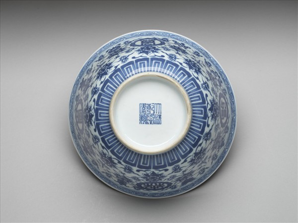 青花番蓮八寶萬壽無疆紋碗