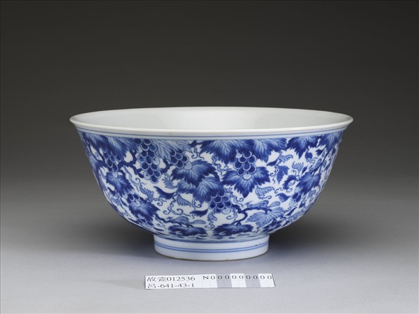 青花葡萄松鼠紋碗