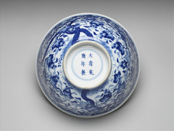 青花葡萄松鼠紋碗