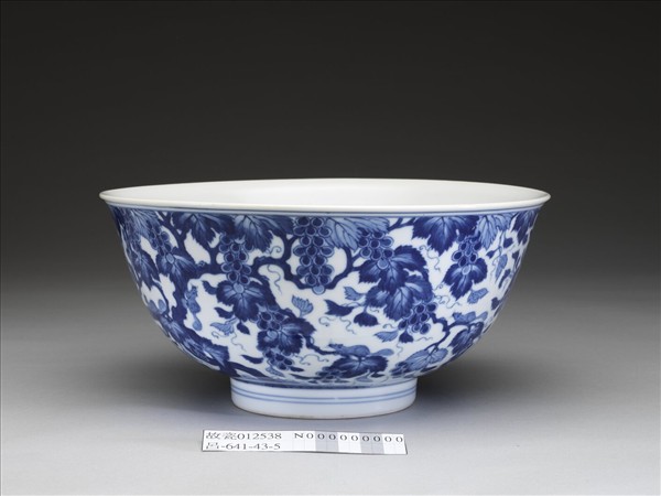 青花葡萄松鼠紋碗