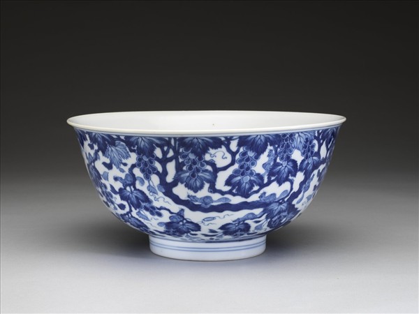 青花葡萄松鼠紋碗