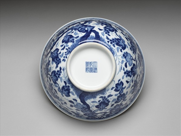 青花葡萄松鼠紋碗