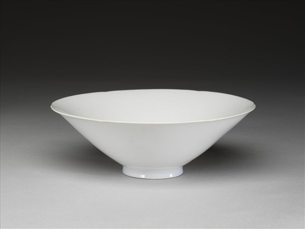 甜白釉團龍紋葵口碗