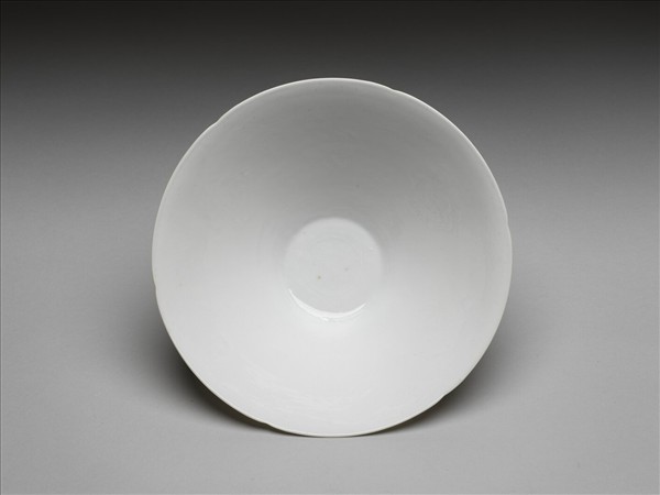 甜白釉團龍紋葵口碗