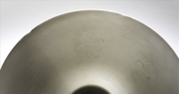 甜白釉團龍紋葵口碗