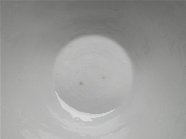 甜白釉團龍紋葵口碗