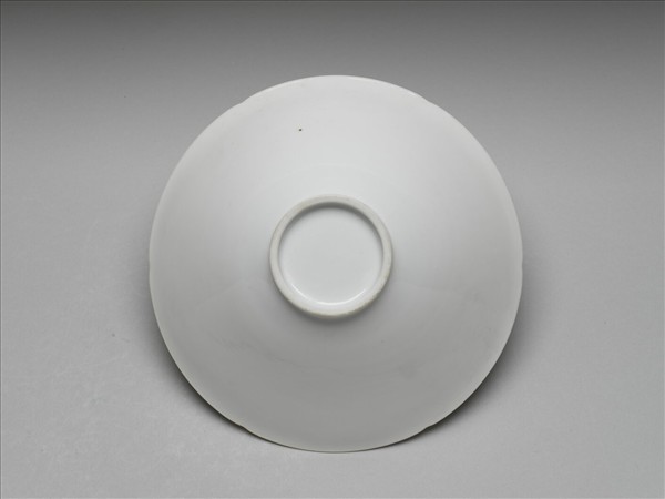 甜白釉團龍紋葵口碗