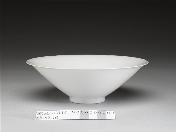 甜白釉團龍紋葵口碗