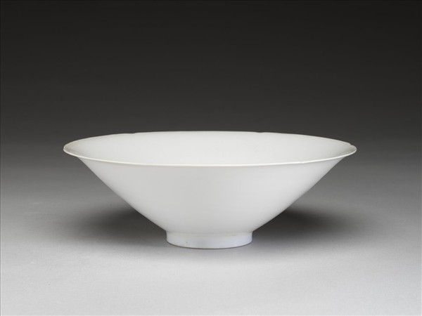 甜白釉團龍紋葵口碗