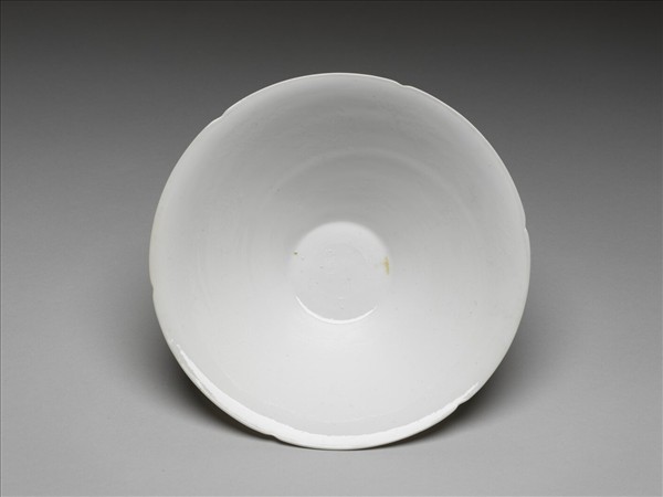 甜白釉團龍紋葵口碗