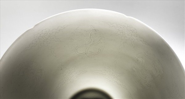 甜白釉團龍紋葵口碗