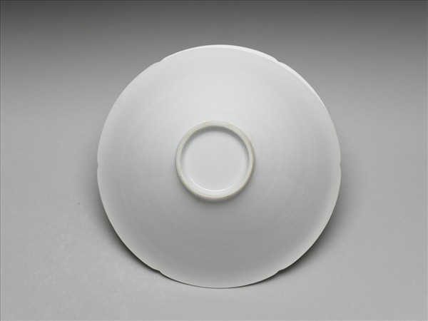 甜白釉團龍紋葵口碗