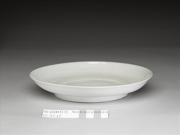 甜白釉五龍紋盤