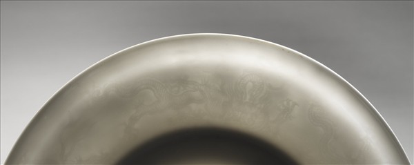 甜白釉五龍紋盤