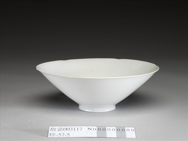 甜白釉團龍紋葵口碗