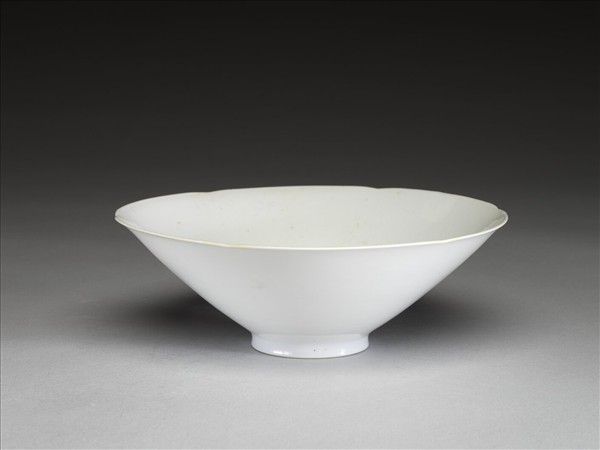 甜白釉團龍紋葵口碗