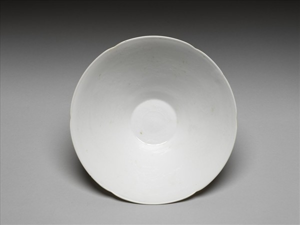 甜白釉團龍紋葵口碗