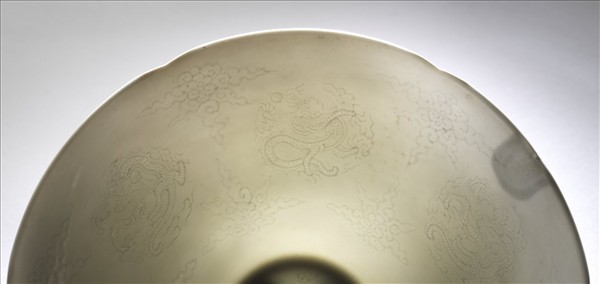 甜白釉團龍紋葵口碗