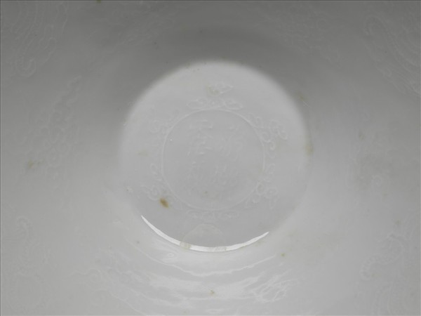 甜白釉團龍紋葵口碗