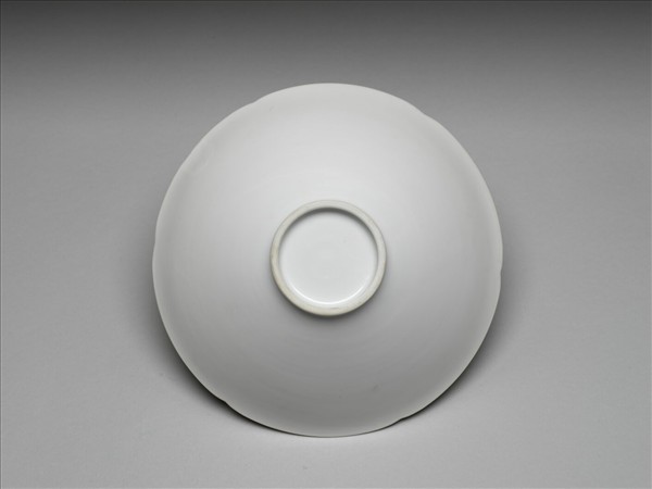 甜白釉團龍紋葵口碗