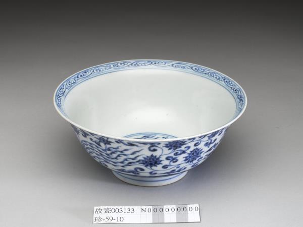 青花穿蓮龍鳳紋碗