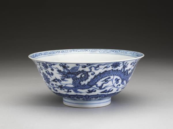 青花穿蓮龍鳳紋碗