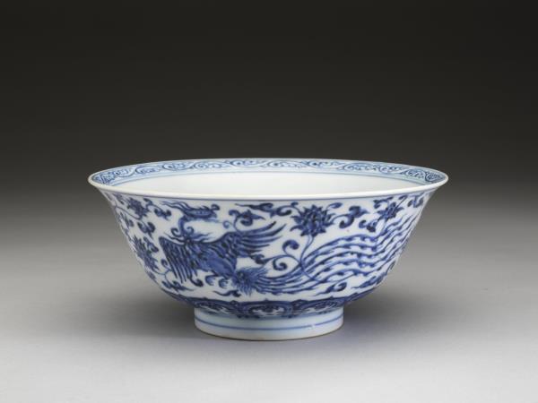 青花穿蓮龍鳳紋碗