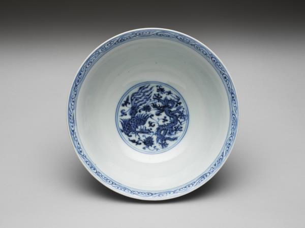 青花穿蓮龍鳳紋碗