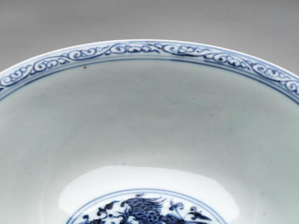 青花穿蓮龍鳳紋碗