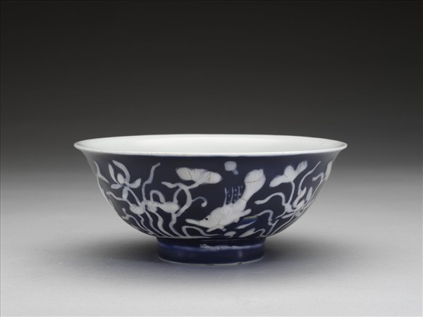藍地堆白蓮塘游魚紋碗