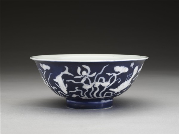 藍地堆白蓮塘游魚紋碗