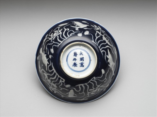 藍地堆白蓮塘游魚紋碗