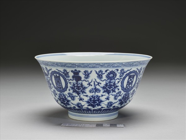 青花番蓮八寶萬壽無疆紋碗