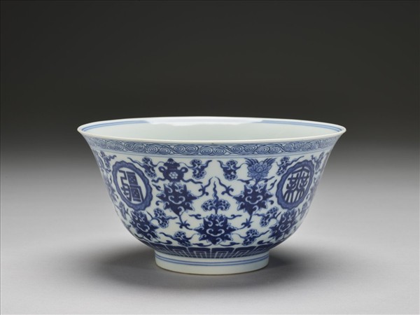 青花番蓮八寶萬壽無疆紋碗