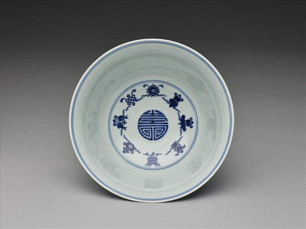 青花番蓮八寶萬壽無疆紋碗