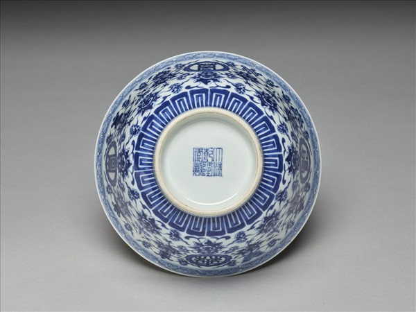 青花番蓮八寶萬壽無疆紋碗