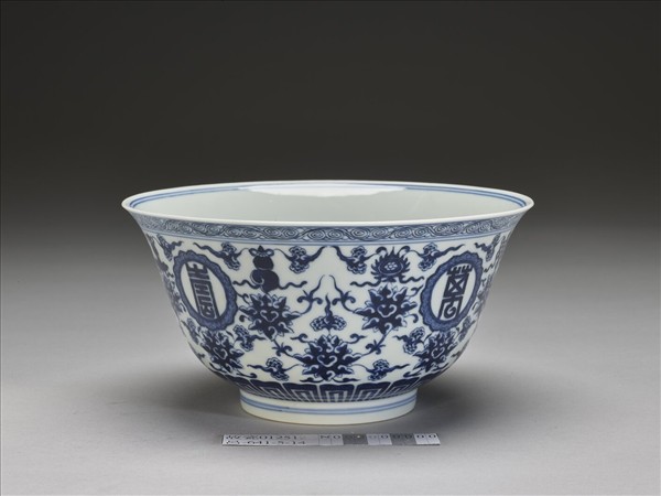 青花番蓮八寶萬壽無疆紋碗