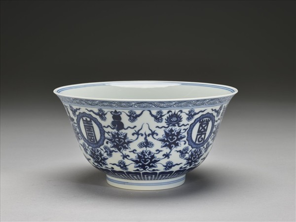 青花番蓮八寶萬壽無疆紋碗