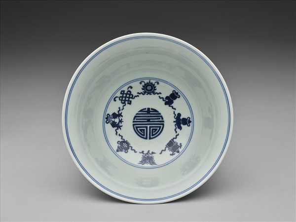 青花番蓮八寶萬壽無疆紋碗