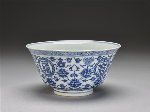 青花番蓮八寶萬壽無疆紋碗